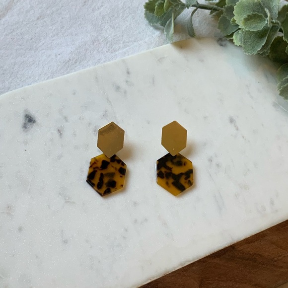 The Sophia - Geometric Acrylic Tortoise Earrings - Picture 7 of 7